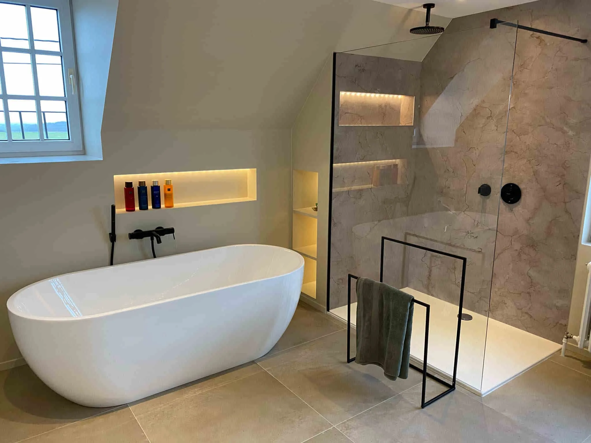Volledige badkamerrenovatie met moderne armaturen en professionele loodgietersinstallatie
